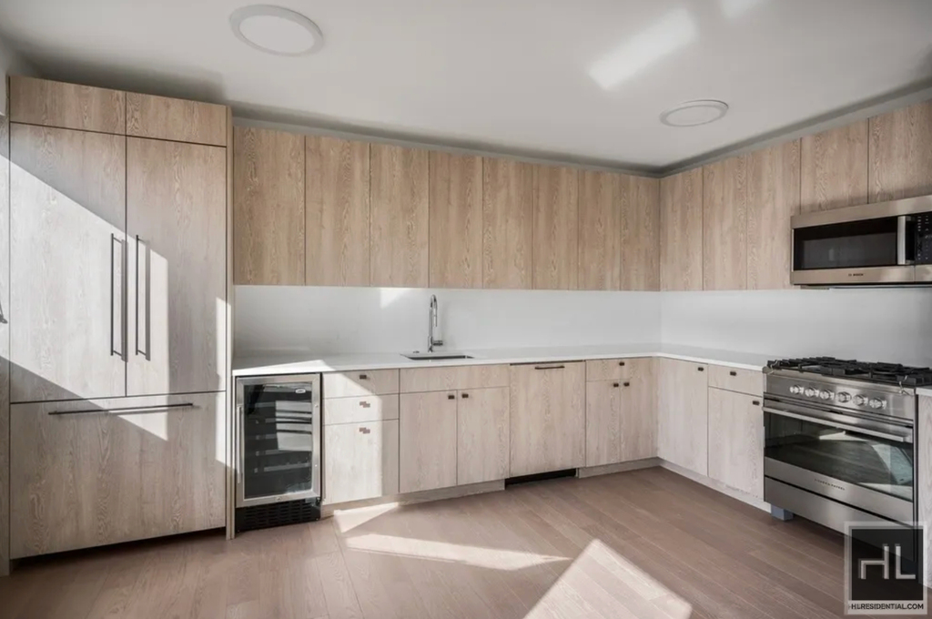 East 72nd Street - Photo 2