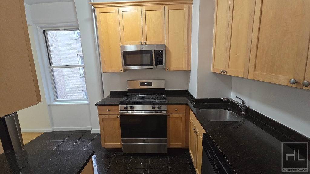 West 13 Street - Photo 1