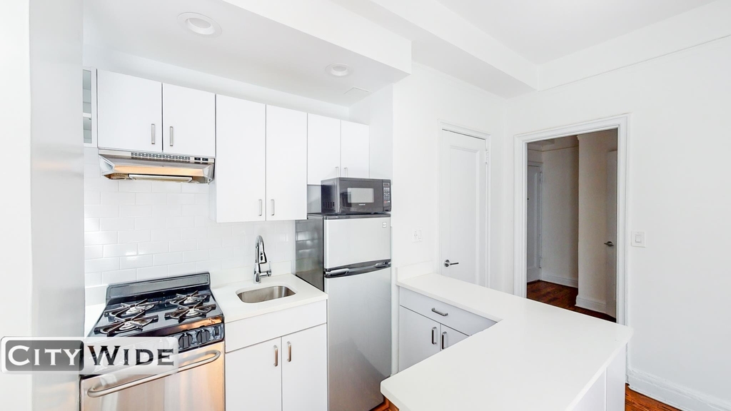 140 East 46th Street - Photo 2