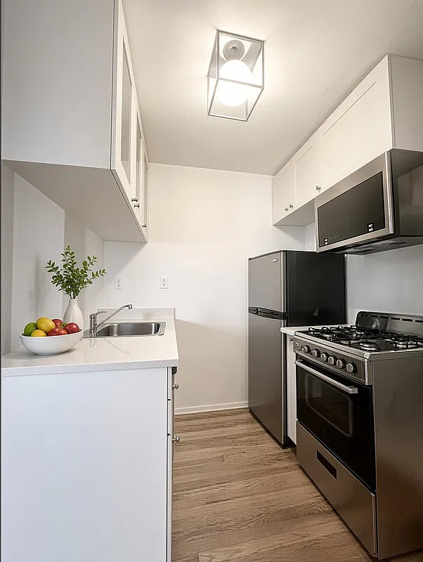 370 West 52nd Street - Photo 2