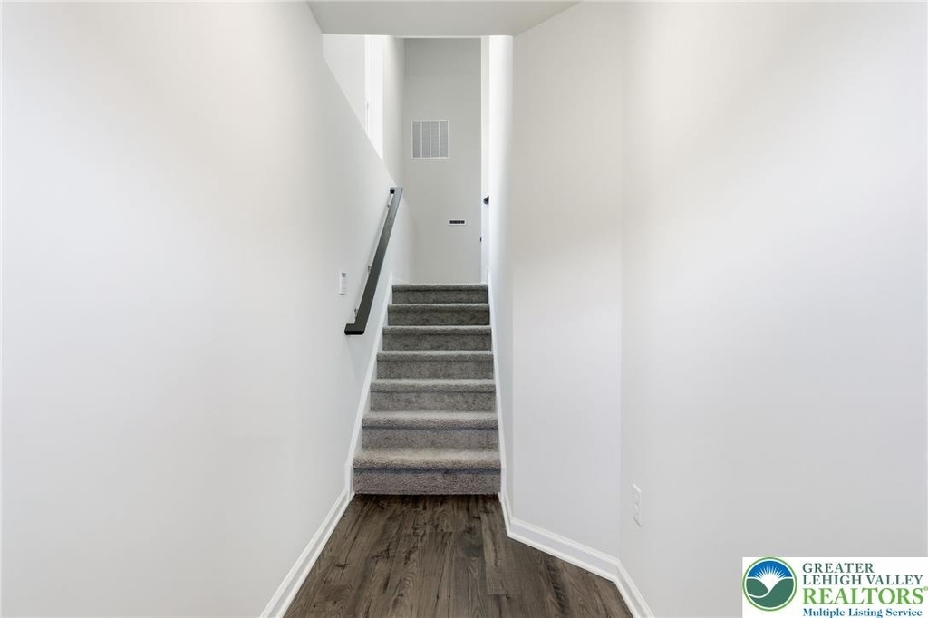 1074 Meadowlark Drive - Photo 2