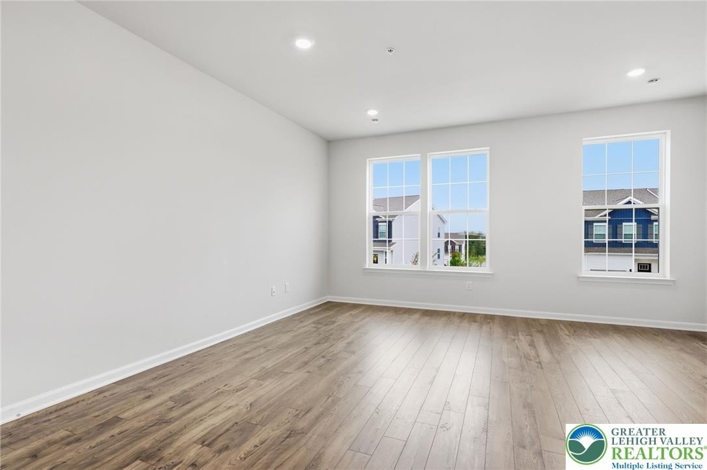 1074 Meadowlark Drive - Photo 3