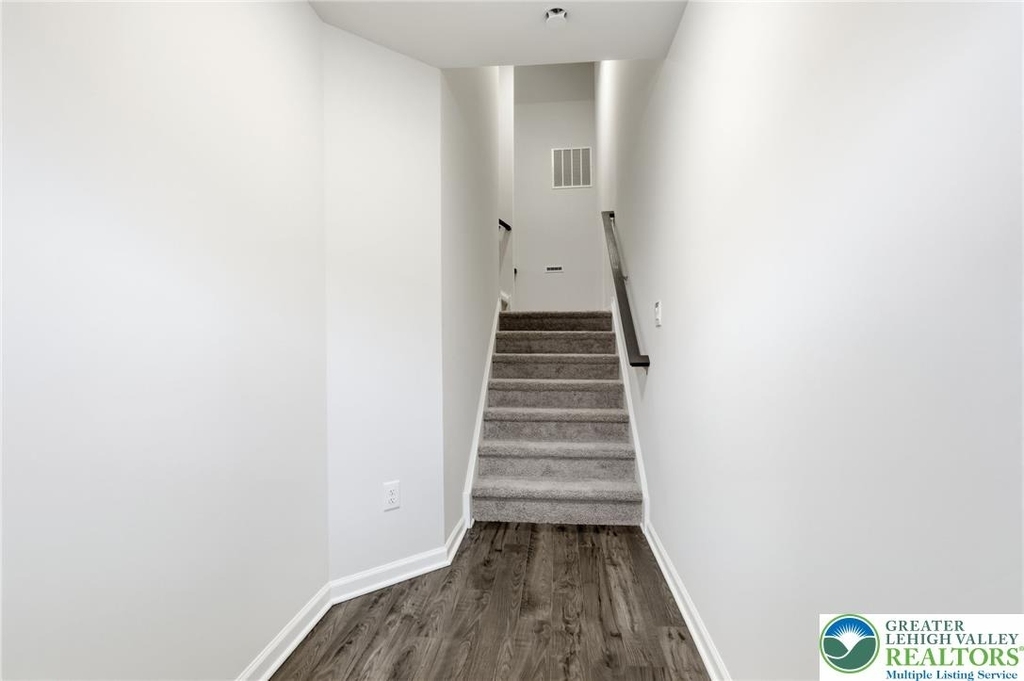 1076 Meadowlark Drive - Photo 2