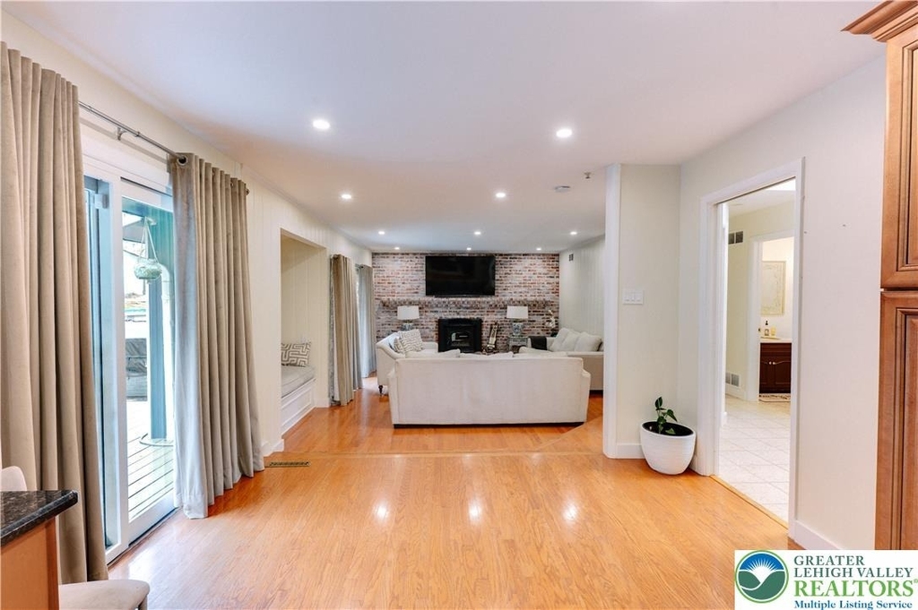 2210 Greenwood Road - Photo 10
