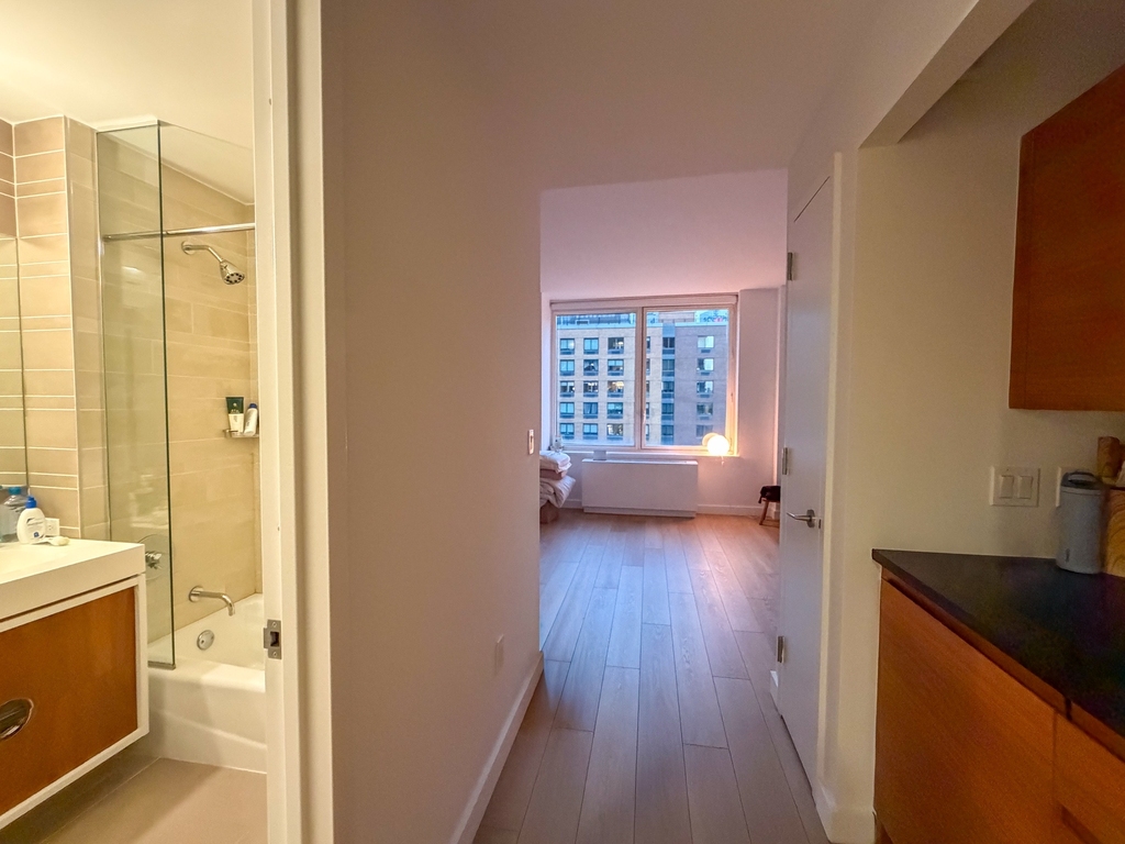 550 West 45th Street - Photo 3