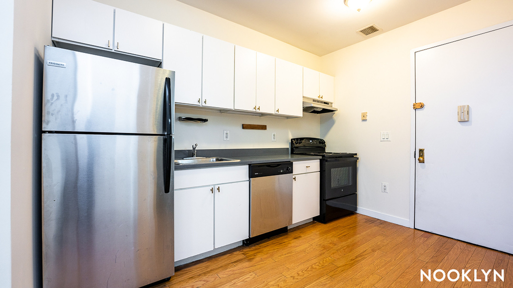 924 Metropolitan Ave - Photo 3