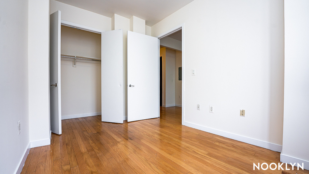 924 Metropolitan Ave - Photo 8