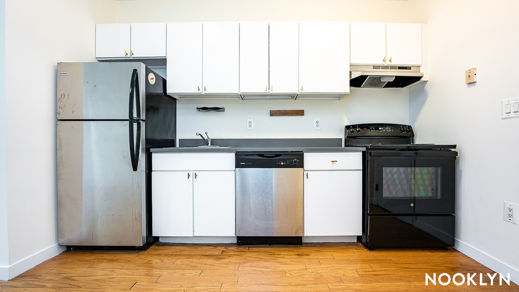 924 Metropolitan Ave - Photo 2