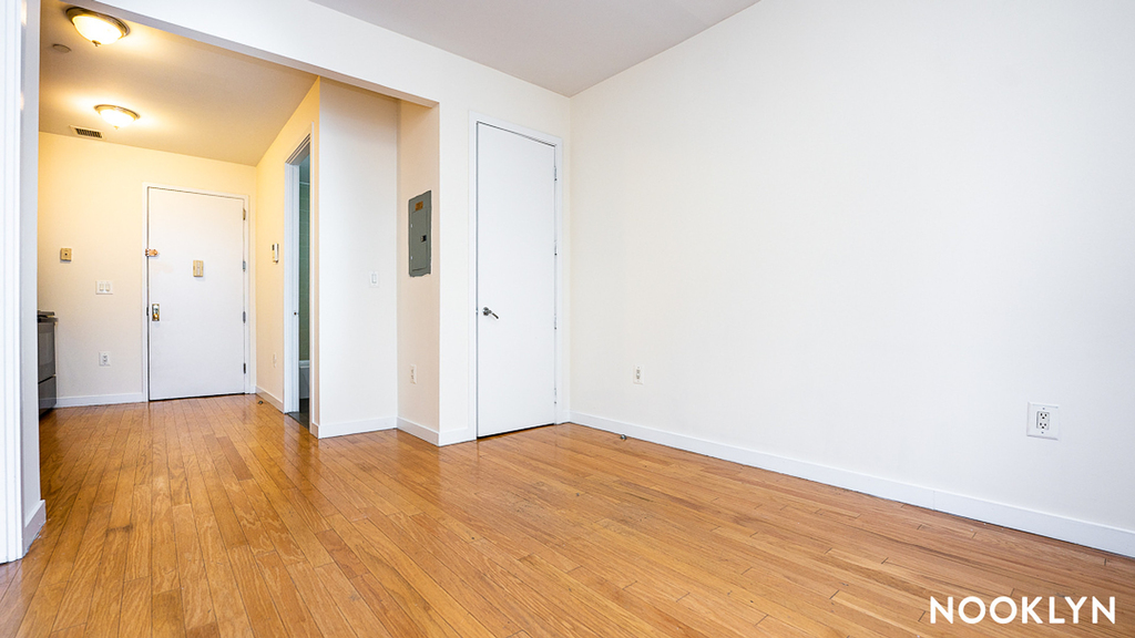 924 Metropolitan Ave - Photo 4