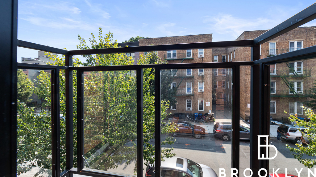 659 Hancock St - Photo 3