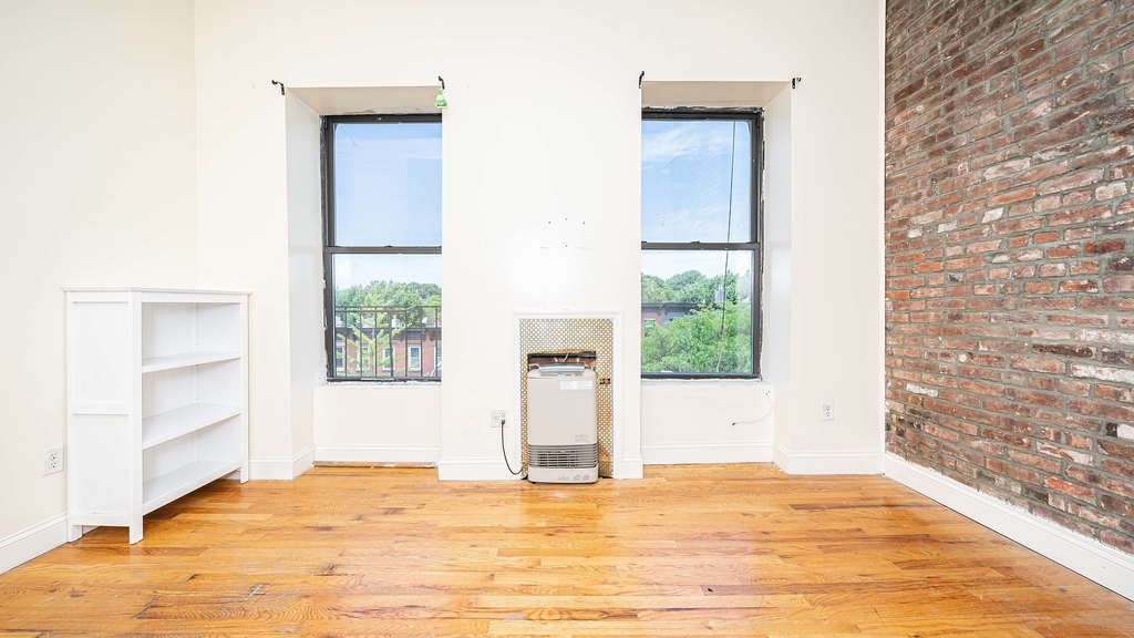 346 Gates Ave - Photo 1