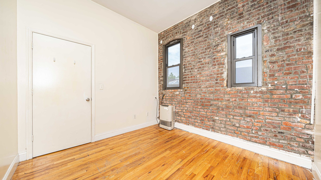 346 Gates Ave - Photo 2