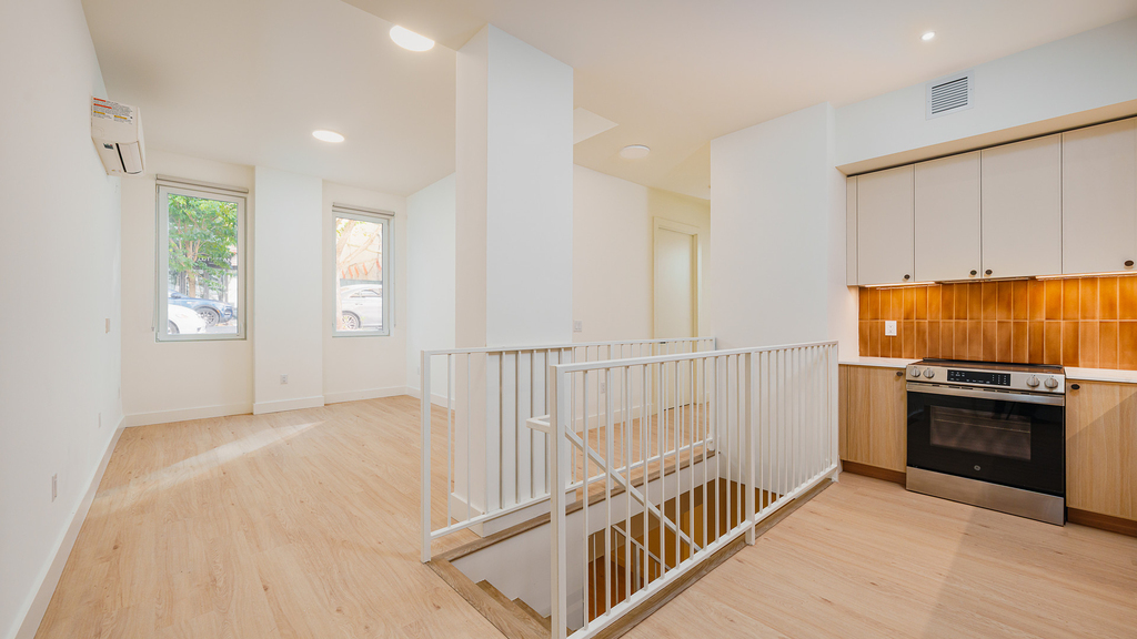 733 Lincoln Pl - Photo 4