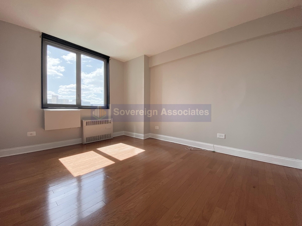 3333 Broadway - Photo 2