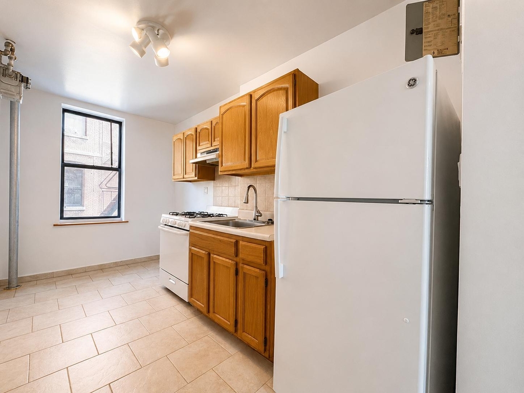 10 Adrian Avenue - Photo 4