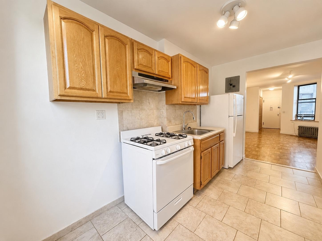 10 Adrian Avenue - Photo 6