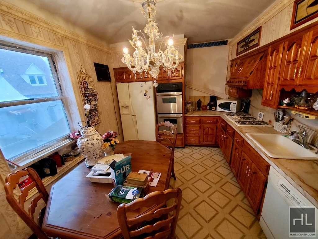 8015 21 Avenue - Photo 2