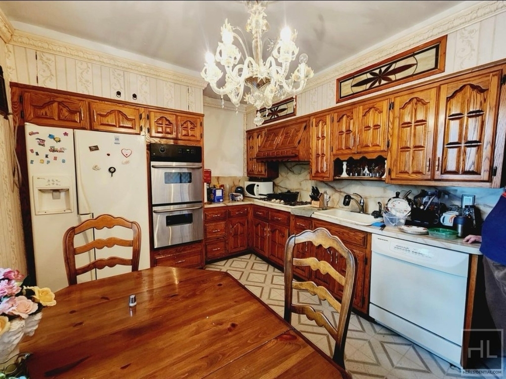8015 21 Avenue - Photo 3