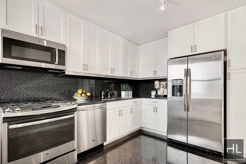 York Avenue - Photo 1