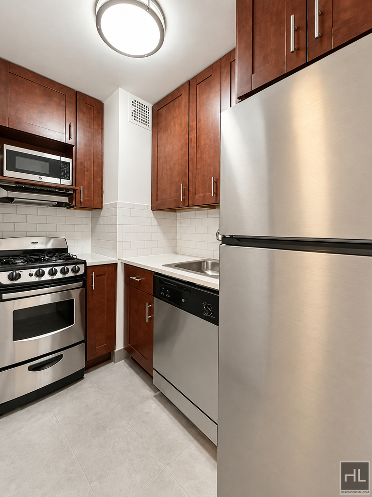 West 16 Street - Photo 5