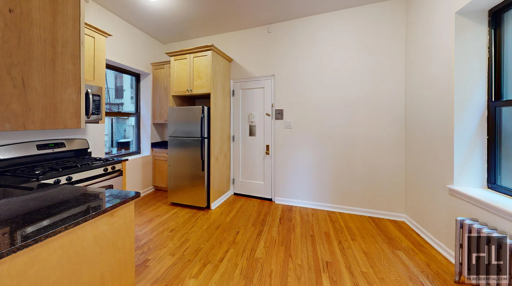 Grand Street - Photo 2