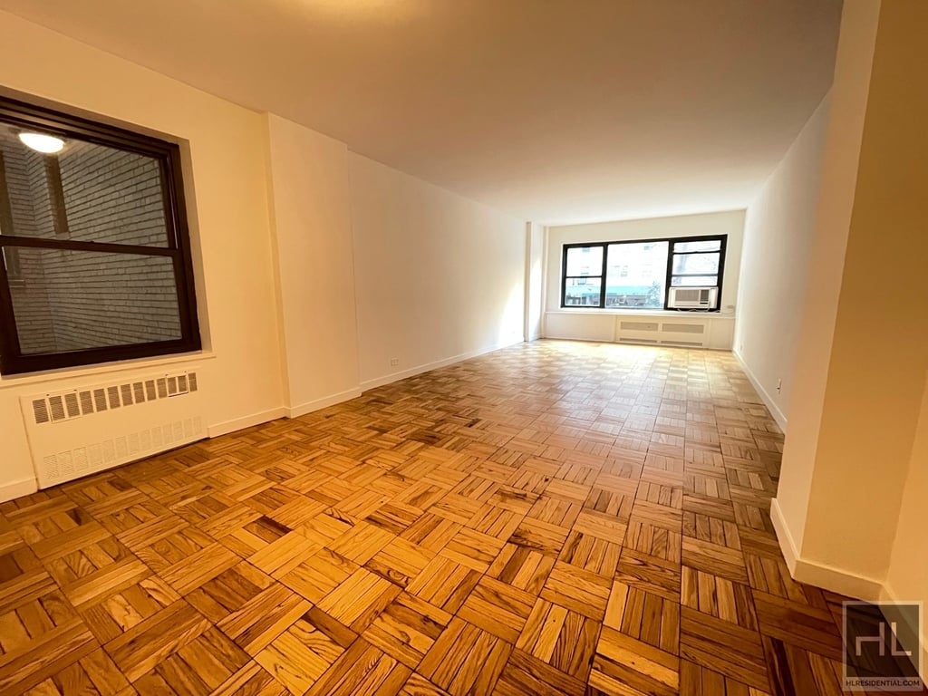 East 55 Street - Photo 1