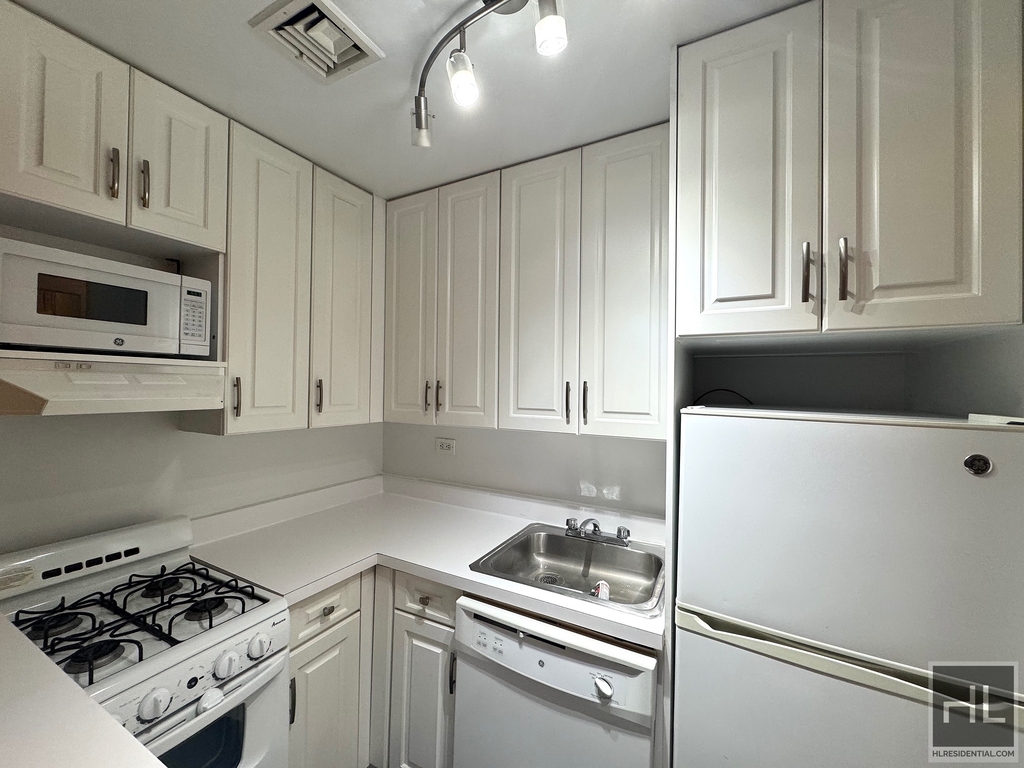 East 74 Street - Photo 1