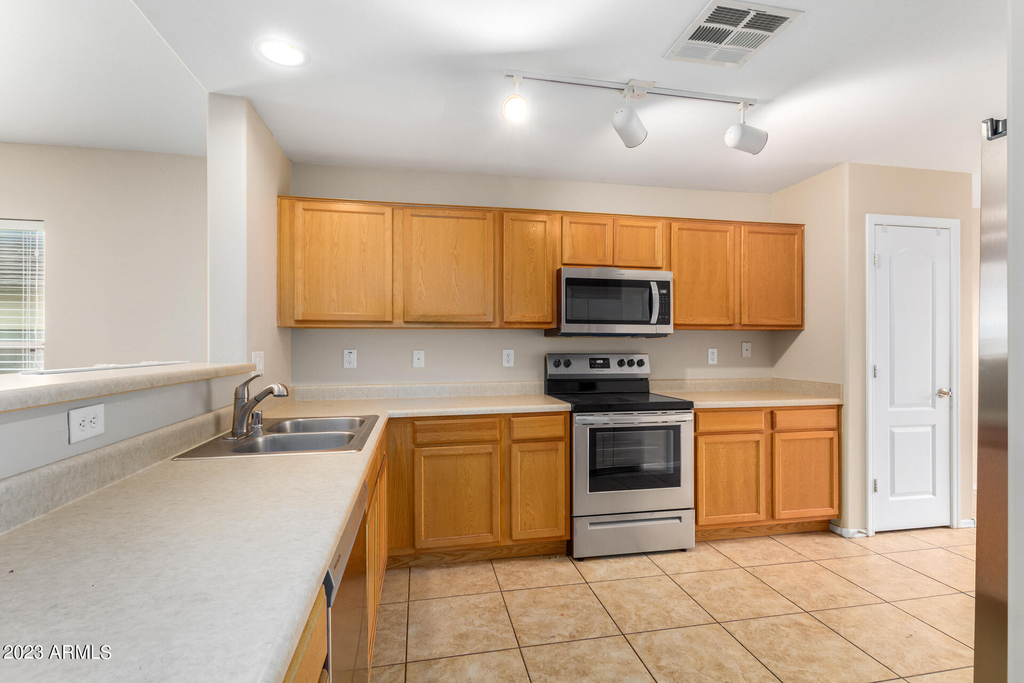 946 S 166th Avenue - Photo 3