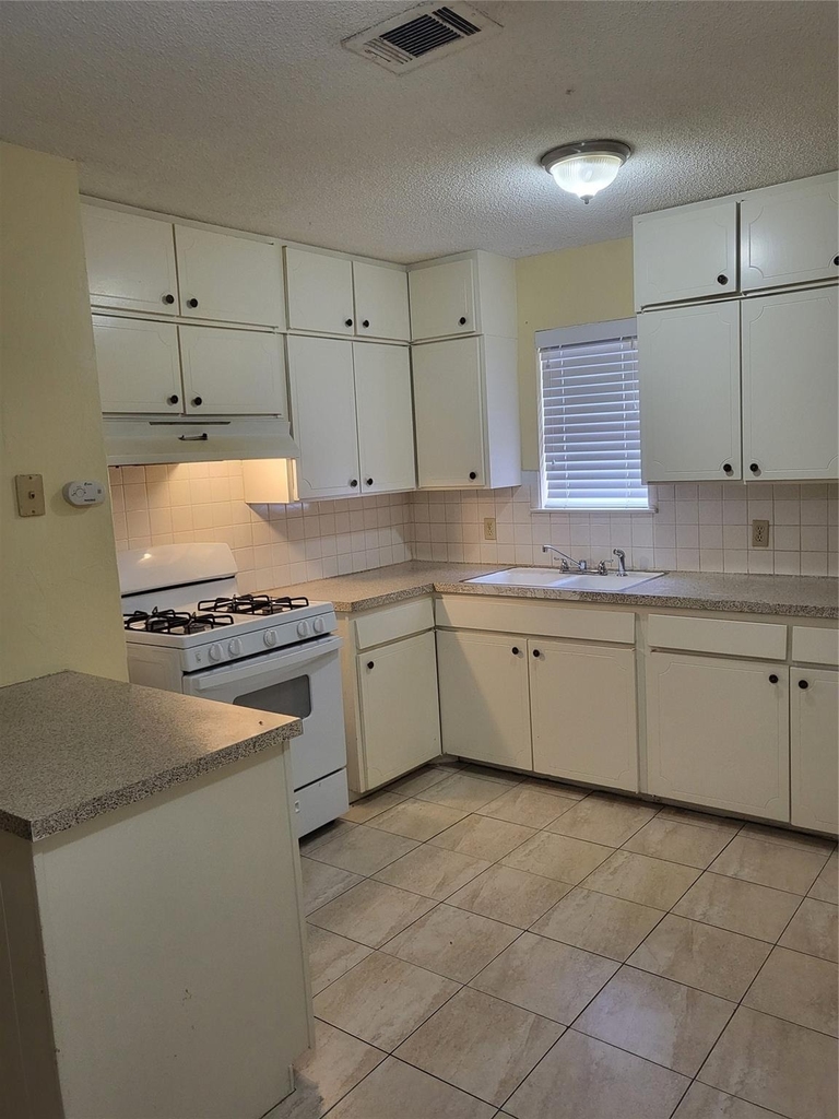 1551 Pamela Lane - Photo 2