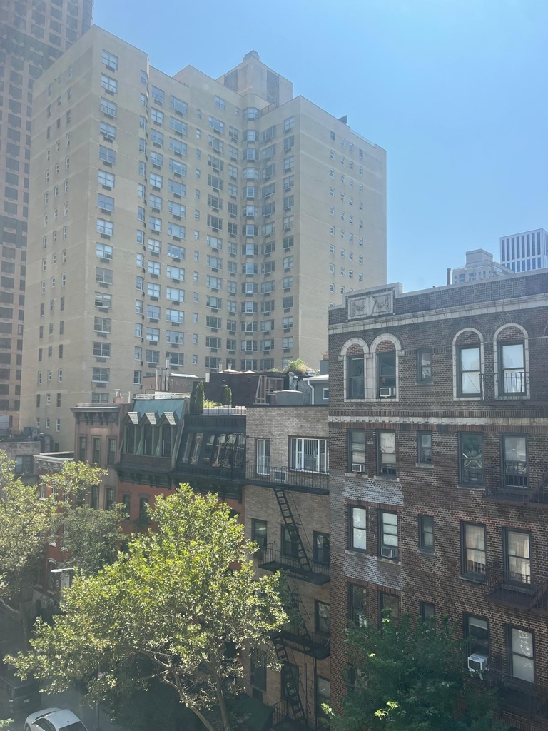 East 84th Street - Photo 5