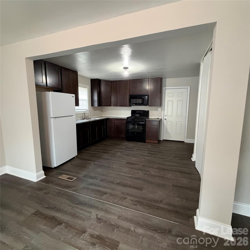 608 Peaceful Glen Road - Photo 1