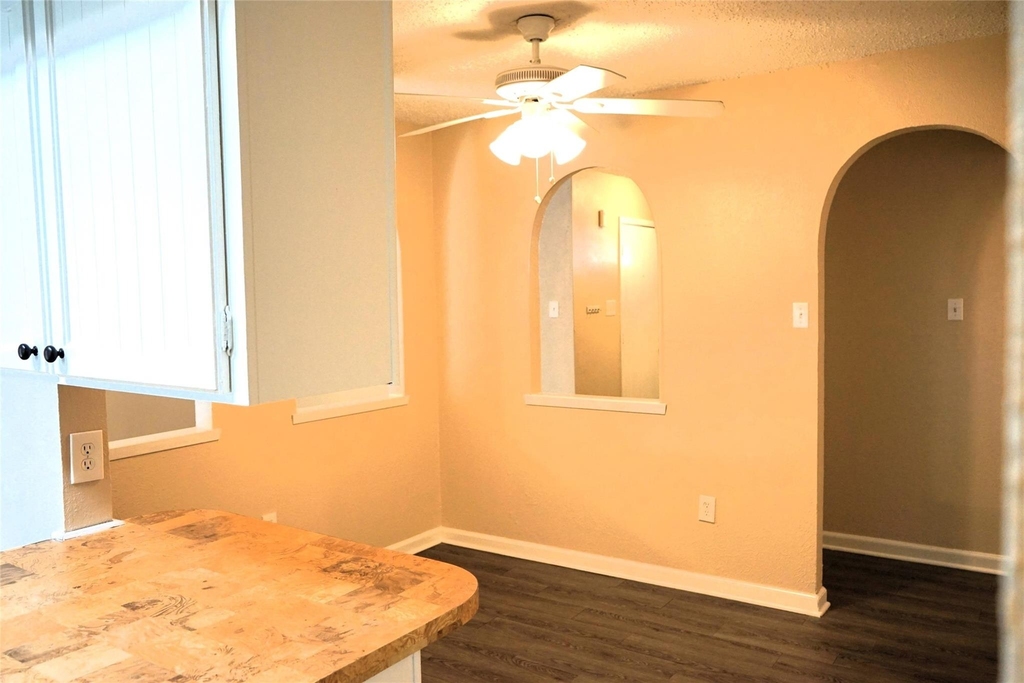1104 Cedar Hill Lane - Photo 2
