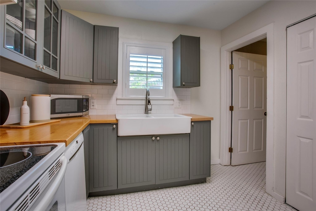 2745 Ivandell Avenue - Photo 18