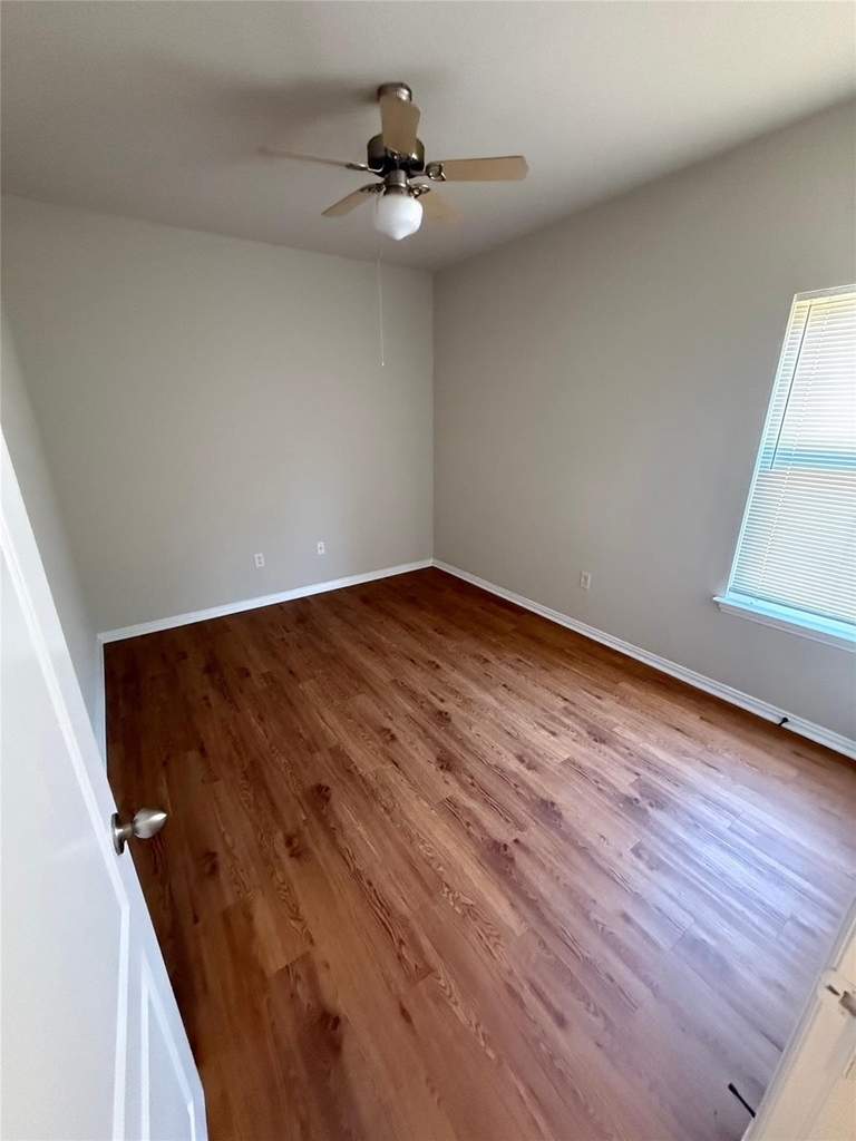 952 Sylvia Street - Photo 3
