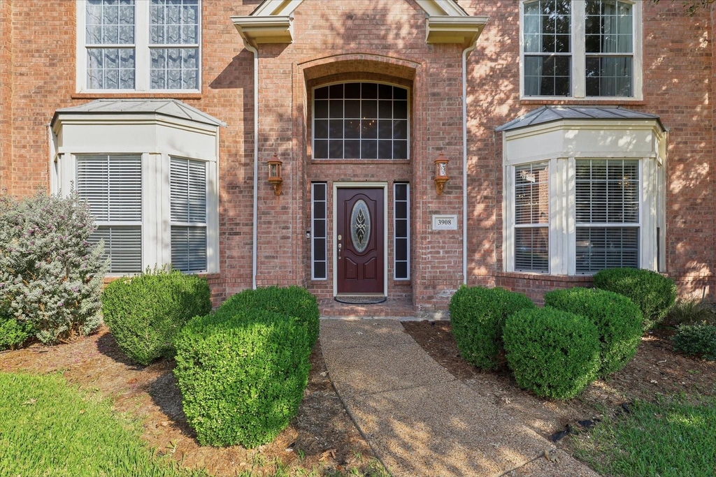 3908 Moonbeam Court - Photo 2