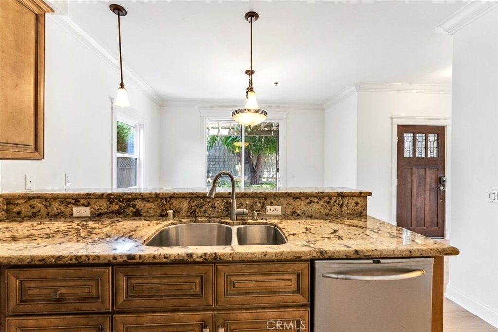 1590 Locust - Photo 11
