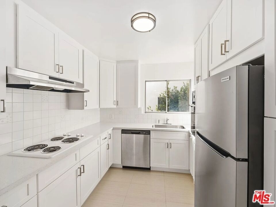 1481 Reeves Street - Photo 5