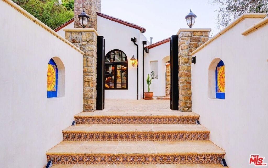 2570 Nichols Canyon Road - Photo 1