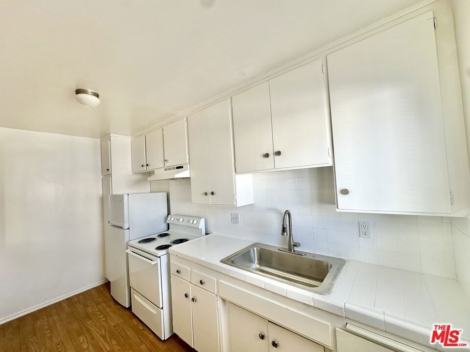 5853 Gregory Avenue - Photo 3