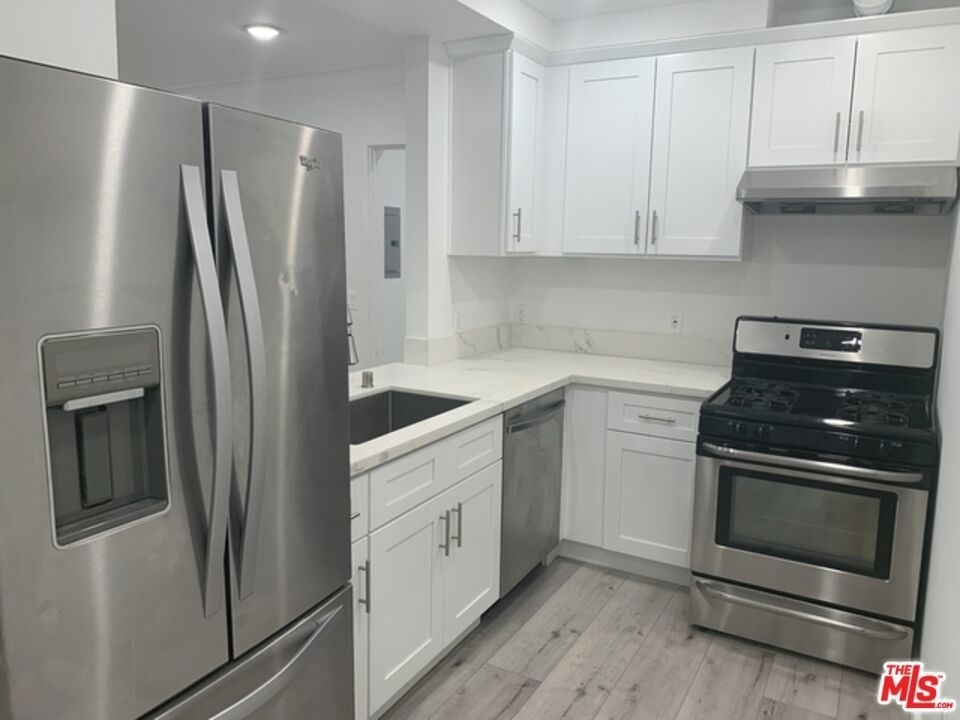 212 S Lasky Drive - Photo 4