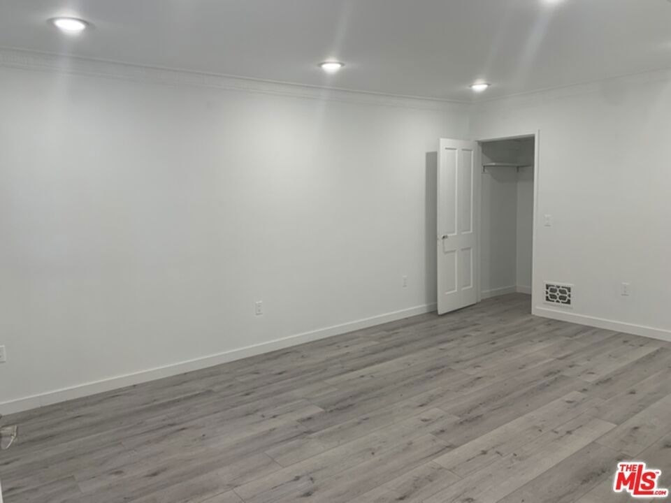 212 S Lasky Drive - Photo 2