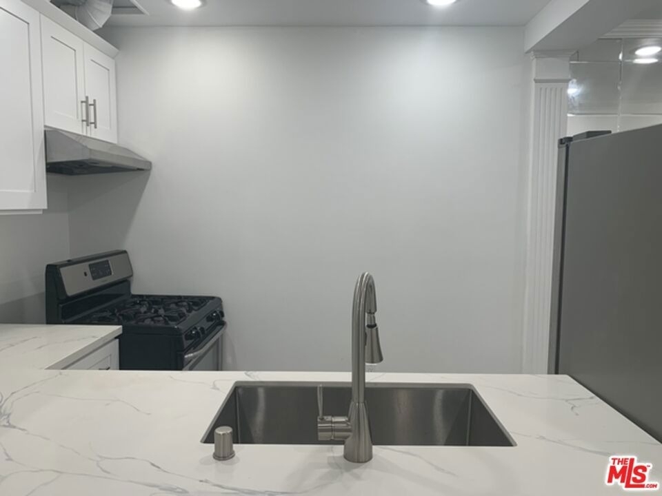 212 S Lasky Drive - Photo 5