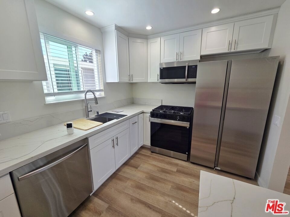 1419 Stanford St - Photo 3