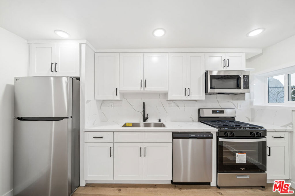 1027 N Gardner Street - Photo 3