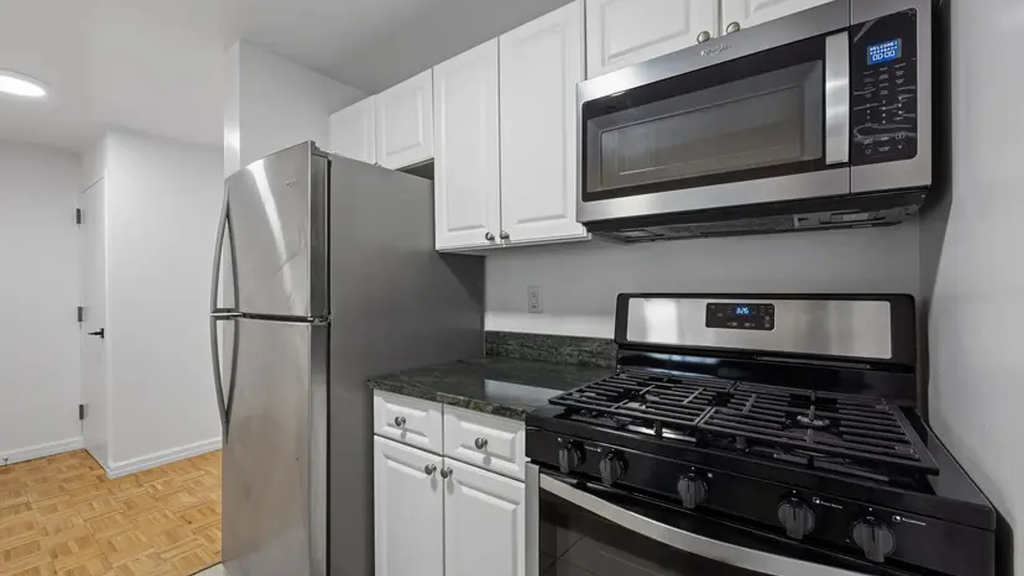520 W 48th St - Photo 0