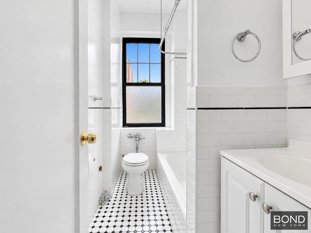 West 11th Street - Photo 5