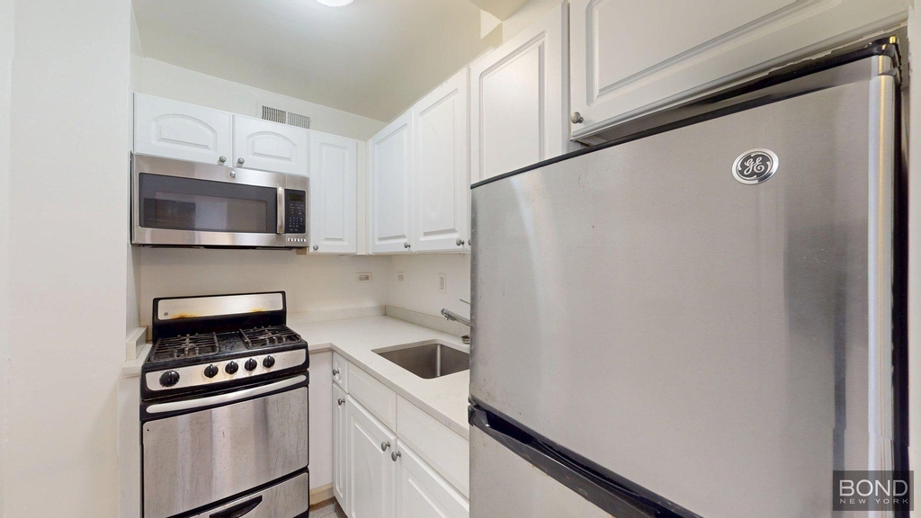 East 63rd Street - Photo 3