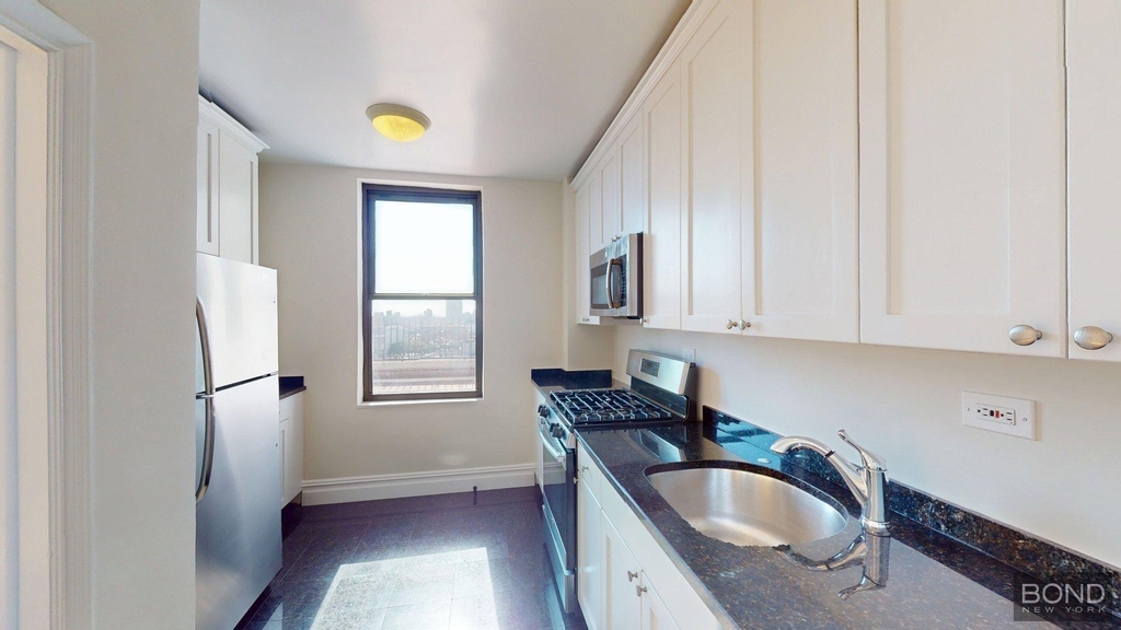 Second Avenue - Photo 2