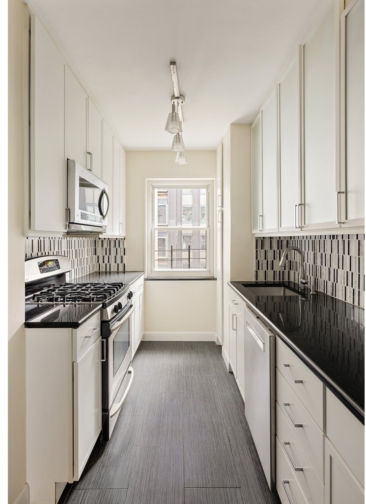 345 E 56th Street - Photo 8