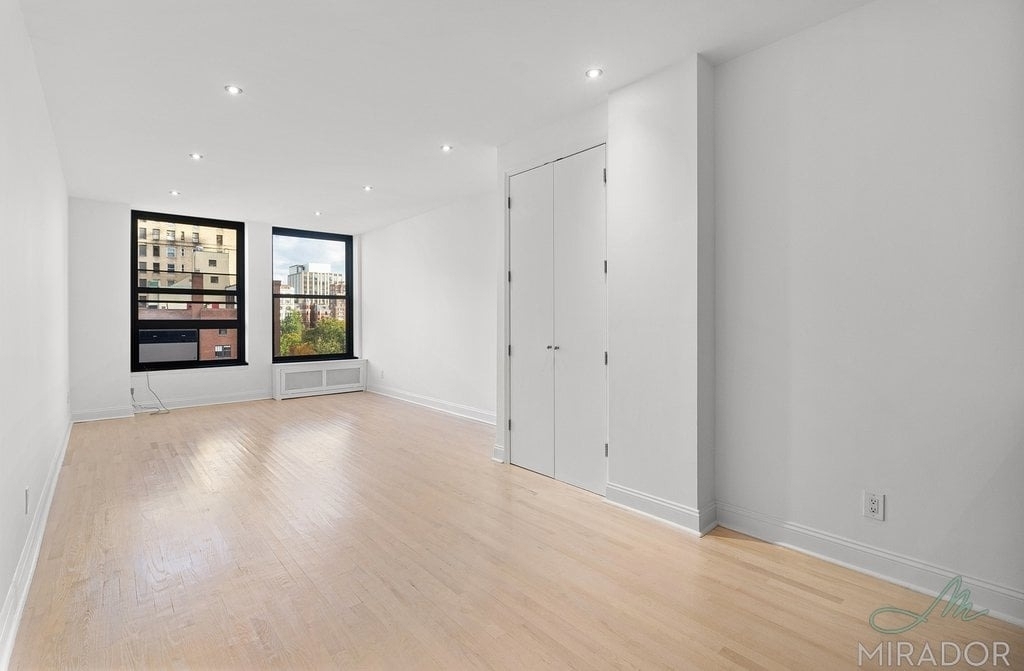 270 Park Avenue S - Photo 0